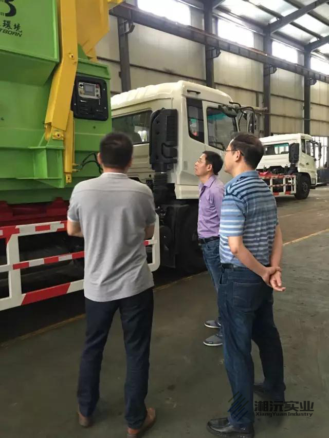 常德湘沅實(shí)業(yè)有限公司,常德垂直垃圾壓縮站,地埋式垃圾壓縮站,電動(dòng)人力斗車(chē),電動(dòng)三輪高壓清運車(chē),電動(dòng)助力拉車(chē)